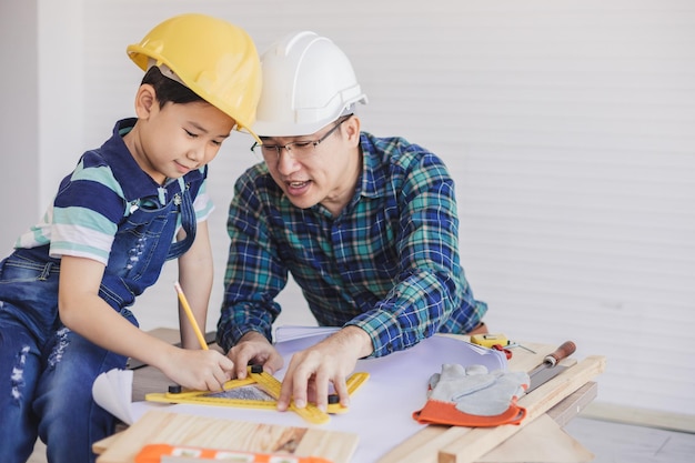 Ingeniero ayudando a su hijo a hacer dibujos