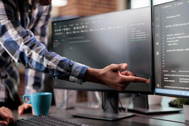Ingeniero de cadena de bloques que señala un error en el código de línea del software de seguridad de la red. Los desarrolladores de cibernética diseñan actualizaciones de sistemas y procesan bloques de datos cargados por inteligencia artificial.