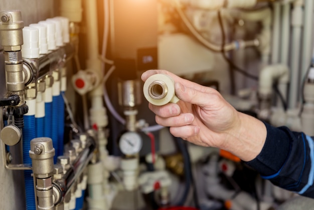 Ingeniero de calefacción que fija el sistema de calefacción moderno en el cuarto de caldera. Unidad de control automática.