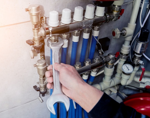 Ingeniero de calefacción que instala un sistema de calefacción moderno en la sala de calderas. Unidad de control automático.