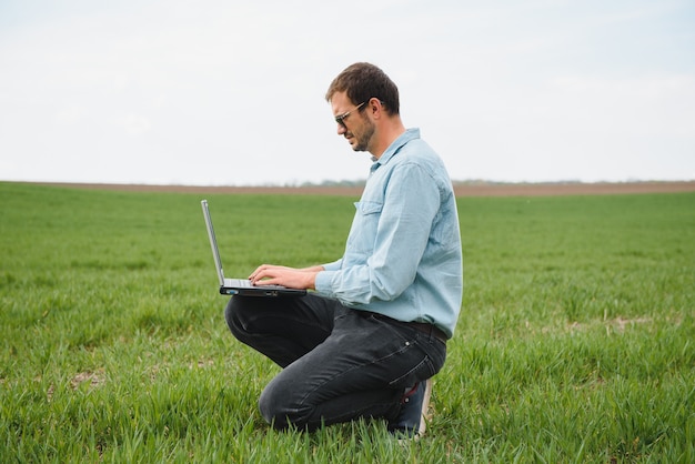 Ingeniero en el campo con una computadora portátil