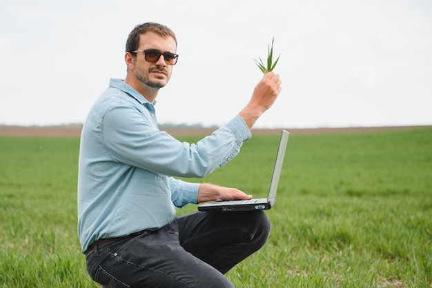 Ingeniero en el campo con una computadora portátil