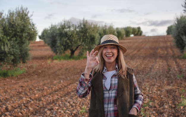 Ingeniero de campo femenino examinando plantación agrícola Integración agrónomo mujeres en el campo