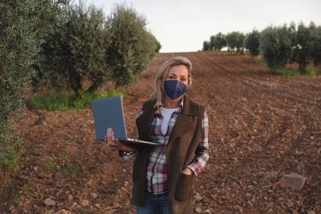 Ingeniero de campo femenino examinando plantación agrícola Integración agrónomo mujeres en el campo