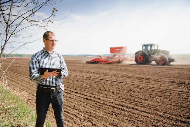 Foto ingeniero en el campo con una tableta.