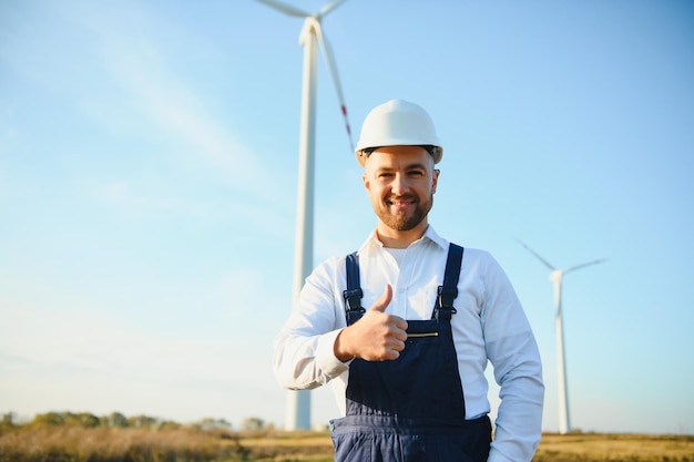 Ingeniero en campo de trigo comprobando la producción de turbinas