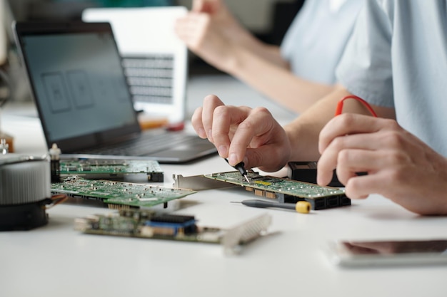 Foto ingeniero del centro de servicios de reparación