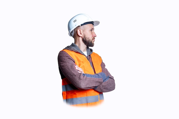 Ingeniero civil pensativo en casco con brazos cruzados sobre fondo claro.