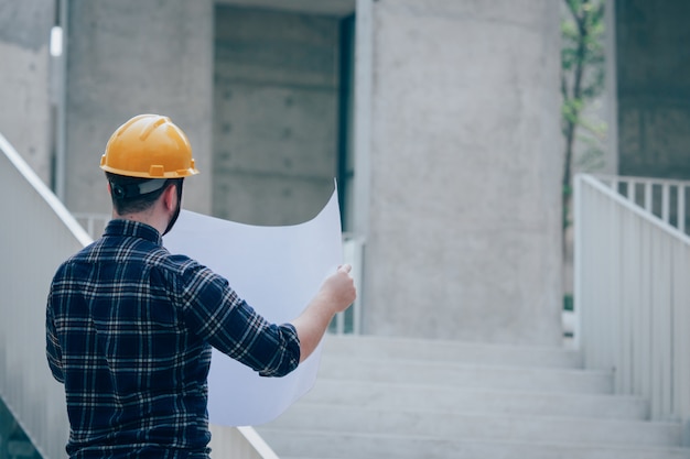 ingeniero civil trabajando en la construcción de sitio con la computadora