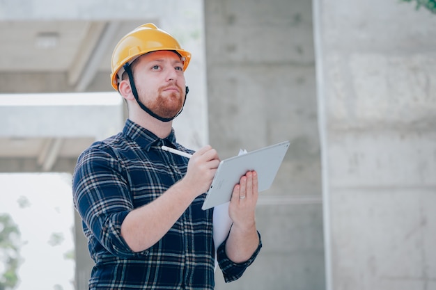 ingeniero civil trabajando en la construcción de sitio con la computadora