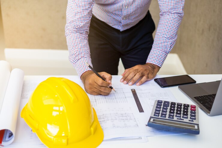 Ingeniero civil trabajando con documentos.