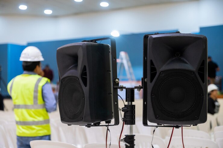 Un ingeniero comprobando las instalaciones de audio en una sala de conferencias