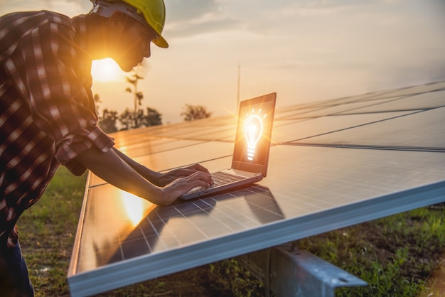 Foto el ingeniero está comprobando el sistema de energía de células solares. - imagen