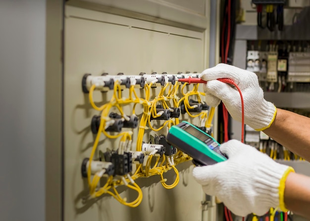 Ingeniero comprueba el funcionamiento del equipo de control eléctrico, concepto de mantenimiento.