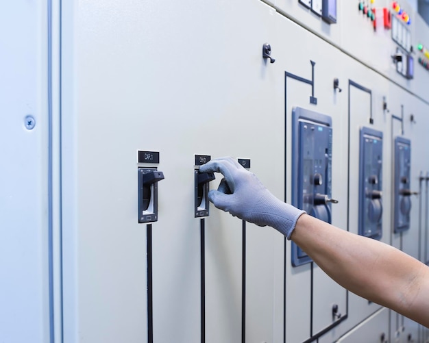 El ingeniero comprueba el funcionamiento del equipo de control eléctrico.