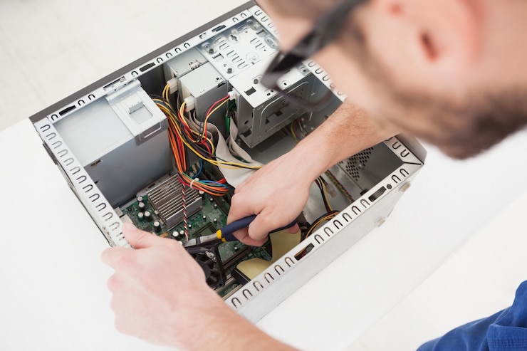 Foto ingeniero en computación trabajando en cpu rota