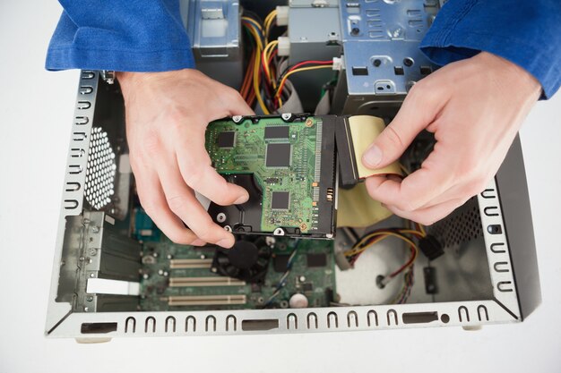 Ingeniero en computación trabajando en CPU rota