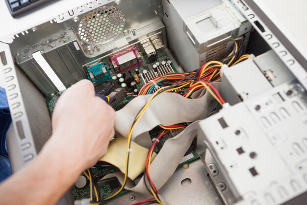 Ingeniero en computación trabajando en CPU rota