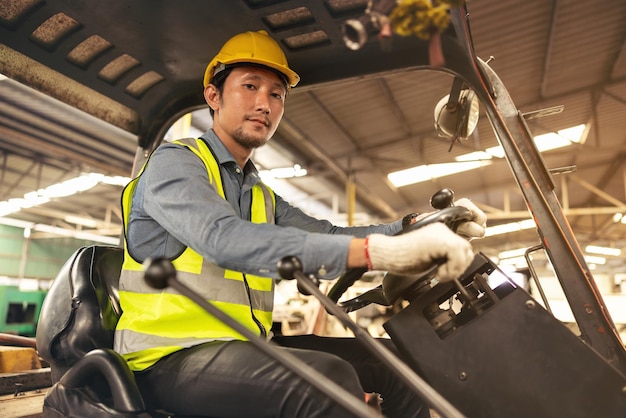 Ingeniero Conductor de montacargas con experiencia en una fábrica industrial o de almacenamiento.