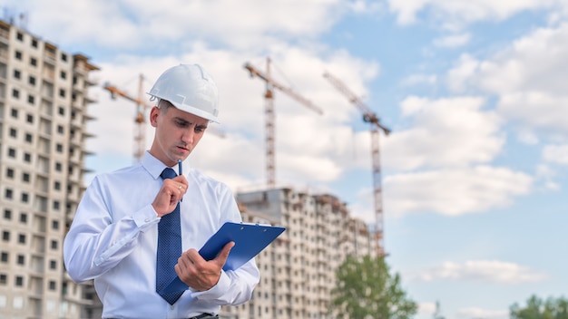 Ingeniero de construcción con casco blanco