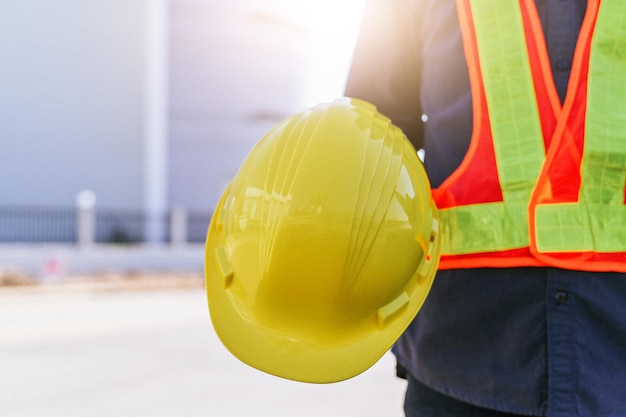 Ingeniero de construcción con casco, técnico con casco, arquitectura de trabajador con casco de seguridad