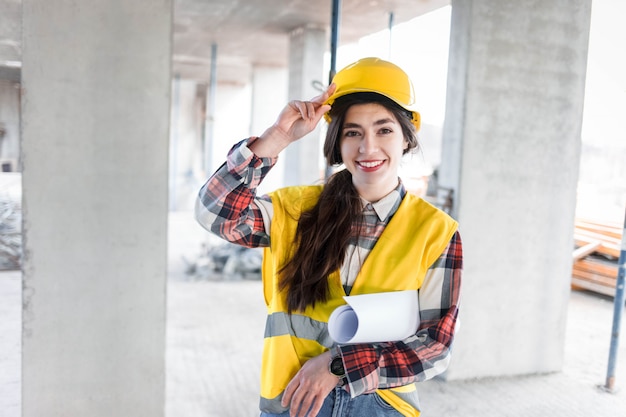 Ingeniero de construcción chica con dibujos a mano