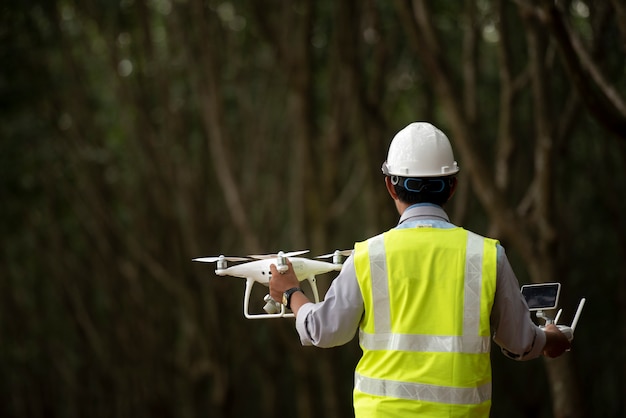 Ingeniero de construcción control de drones estudio de la tierra para el desarrollo inmobiliario