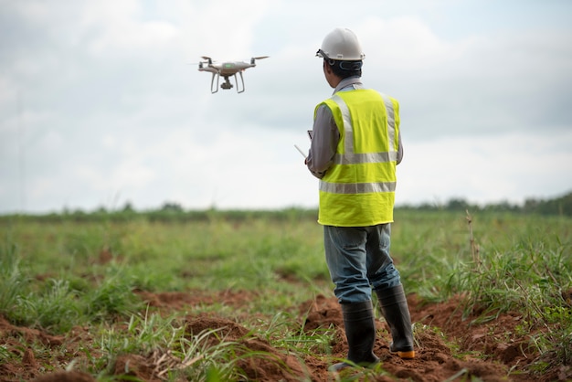 Ingeniero de construcción control de drones estudio de la tierra para el desarrollo inmobiliario