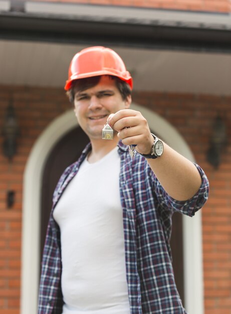 Ingeniero de construcción dando llaves de casa nueva