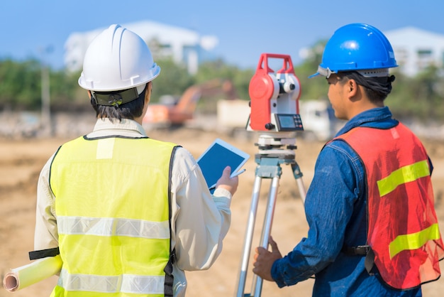 Ingeniero de construcción hodling dibujo de construcción con capataz en el sitio