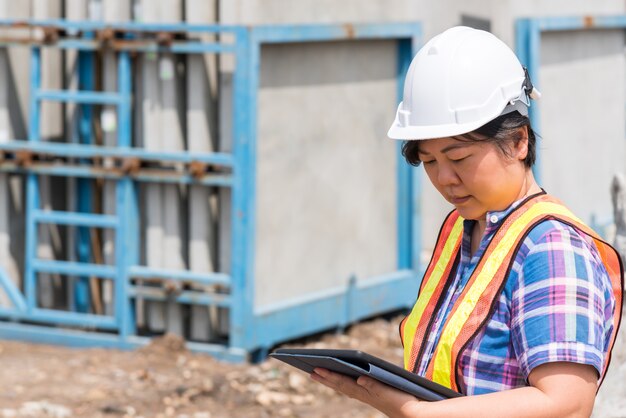 Ingeniero de construcción de la mujer en el emplazamiento de la obra