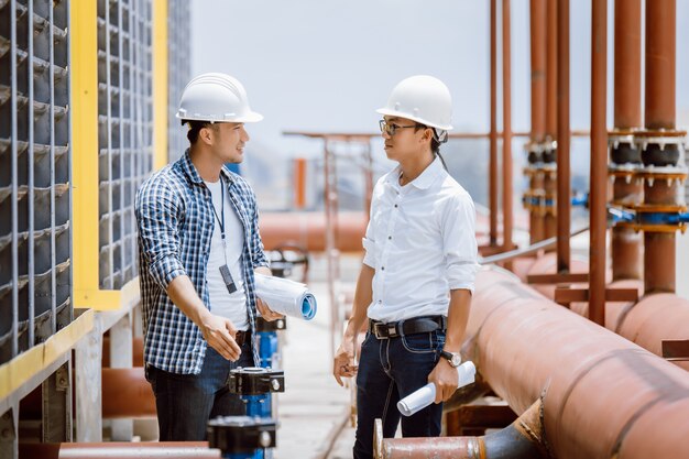 Ingeniero de construcción que controla la máquina de aire acondicionado en la nueva construcción del sitio