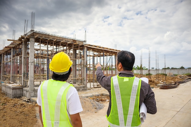 Foto ingeniero de construcción trabajando en el sitio de construcción