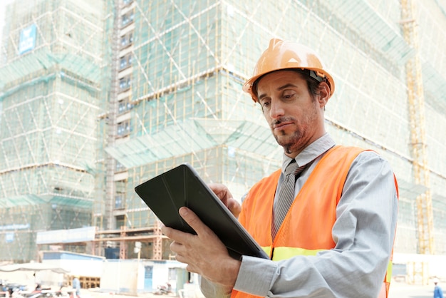 Ingeniero de construcción trabajando en tableta