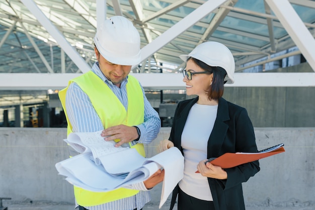 Foto ingeniero y constructor en obra