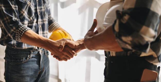 Foto el ingeniero y el contratista se unen después de firmar el contrato están teniendo un proyecto de construcción moderno juntos xaxa