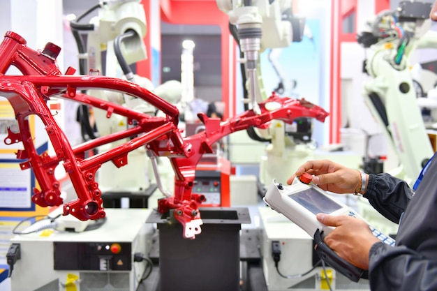 Ingeniero de control y automatización de automatización Máquina de brazo robótico para estructura automotriz de proceso de motocicletas en fábrica.