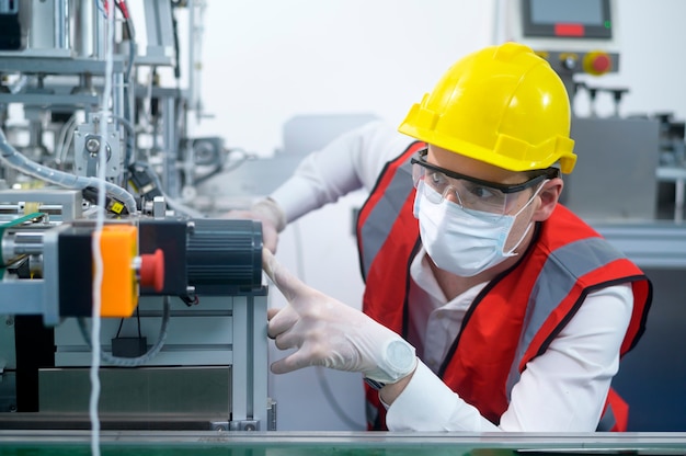 Ingeniero de control de calidad (QC) que supervisa y verifica el sistema de la máquina en la fábrica de fabricación