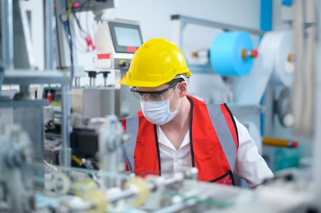 Ingeniero de control de calidad (QC) que supervisa y verifica el sistema de la máquina en la fábrica de fabricación