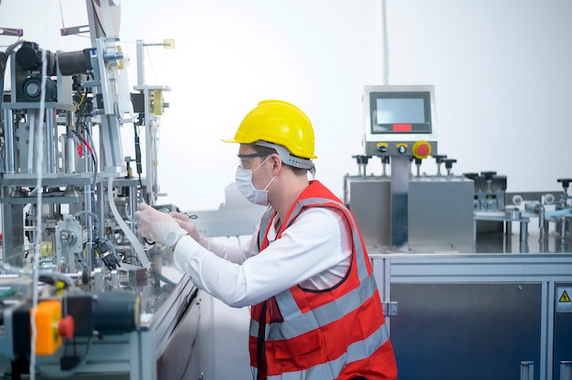 Ingeniero de control de calidad (QC) que supervisa y verifica el sistema de la máquina en la fábrica de fabricación