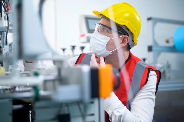 Ingeniero de control de calidad (QC) que supervisa y verifica el sistema de la máquina en la fábrica de fabricación