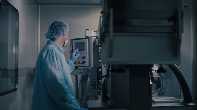 Foto ingeniero de control de fabricación farmacéutica, trabajador de fábrica que opera equipos farmacéuticos, industria farmacéutica, línea de fabricación de control de programación de trabajador de fábrica.