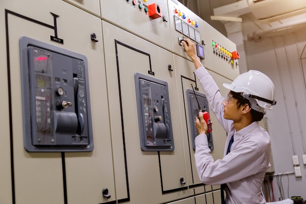 Ingeniero de Control de Sala. Panel de control de planta de energía.