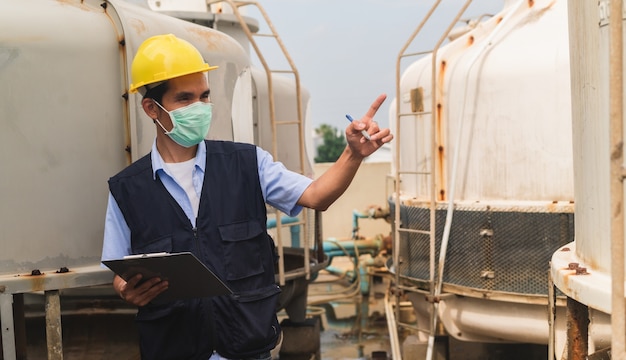 Ingeniero de control del sistema de la planta de energía en la fábrica.