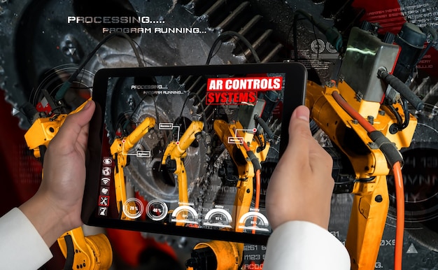 Ingeniero controla brazos robóticos mediante tecnología de la industria de realidad aumentada