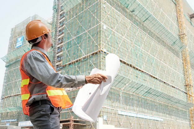 Foto ingeniero controlando la construcción