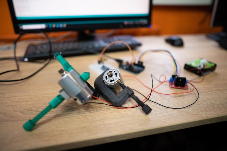 Foto un ingeniero se dedica al desarrollo y diseño de circuitos eléctricos con un motor