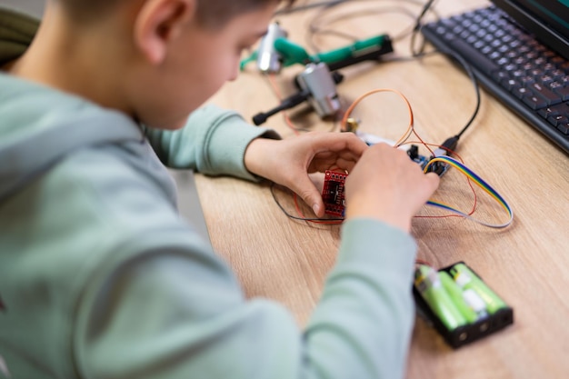 Foto un ingeniero se dedica al desarrollo y diseño de circuitos eléctricos