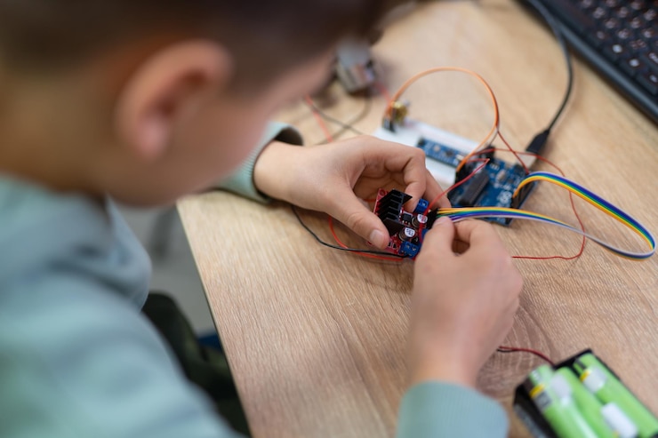 Foto un ingeniero se dedica al desarrollo y diseño de circuitos eléctricos