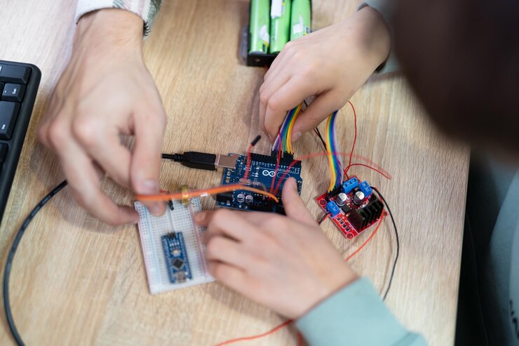 Foto un ingeniero se dedica al desarrollo y diseño de circuitos eléctricos